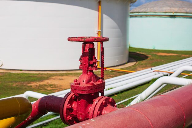 Fila de grandes tanques blancos para aceite de tubería de gasolina