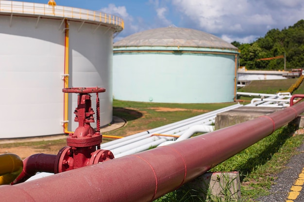 Fila de grandes tanques blancos para aceite de tubería de gasolina