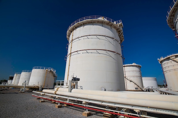 Fila de grandes tanques blancos para gasoducto y gasoducto