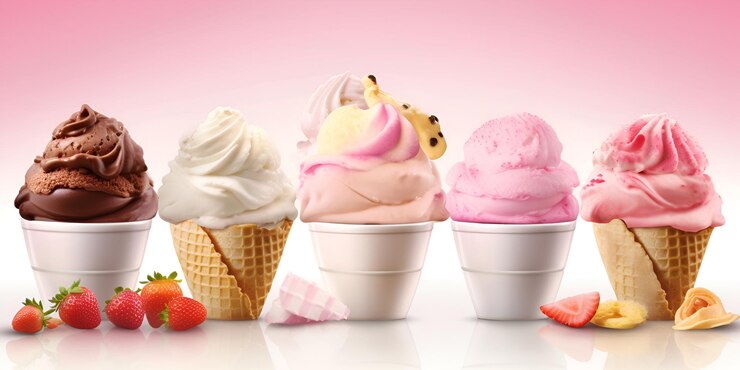 Una fila de helados con fresas encima y uno de ellos es de fondo rosa.