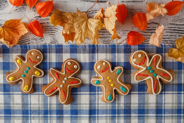 Fila de hombres de pan de jengibre caseros