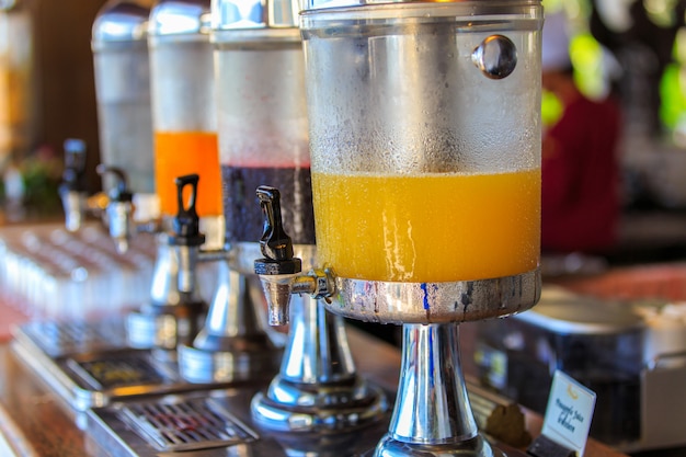 Fila de jugo fresco en el restaurante buffet, autoservicio de buffet en la mañana en el hotel