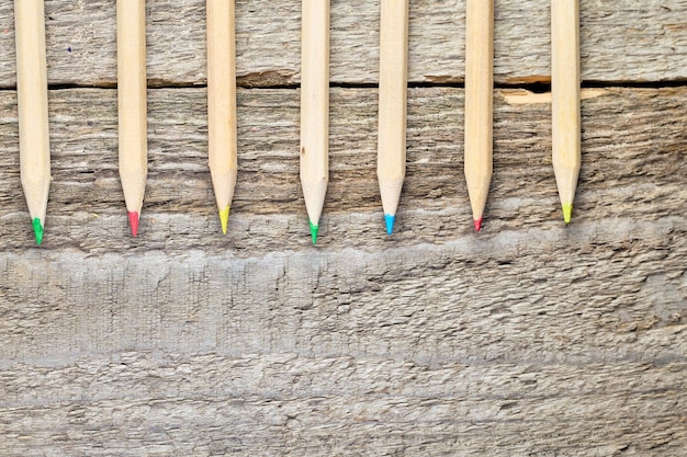 Fila de lápices de colores sobre una mesa