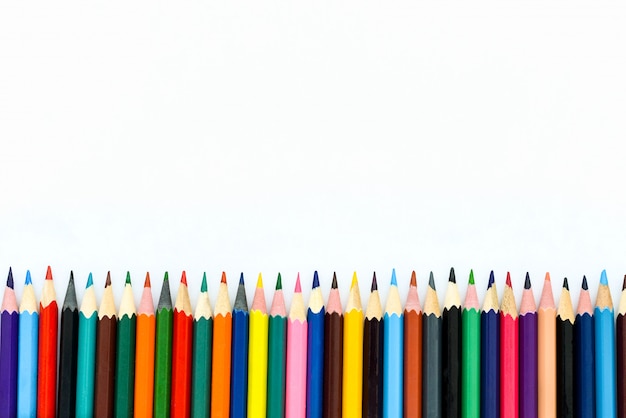 Una fila de lápices multicolores, aislar. copyspace colegio