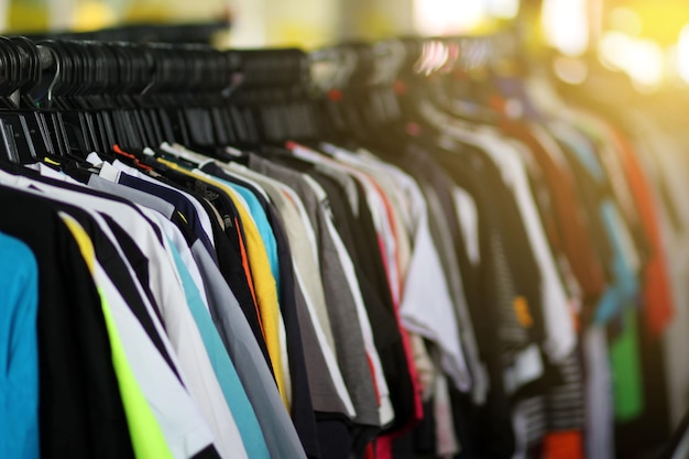 Una fila de lápices de varios colores en un estante en la tienda