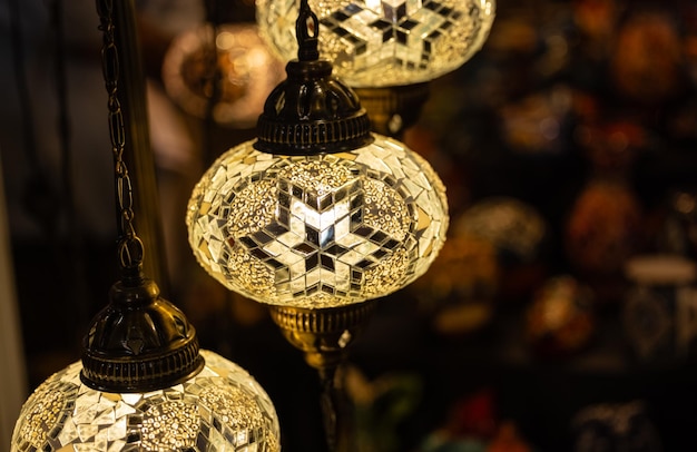 una fila de luces con una estrella en la parte superior