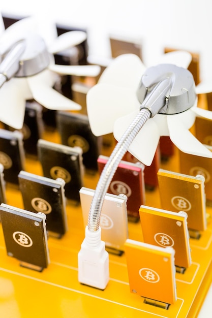 Fila de mineros de bitcoins USB conectados a una placa USB grande.