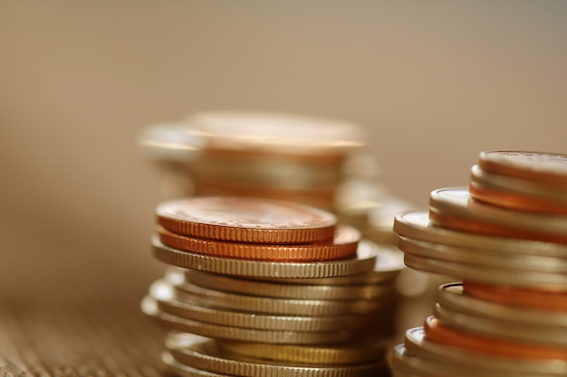 Fila de monedas en el fondo de madera para las finanzas y el concepto de ahorro, inversión, economía, enfoque suave