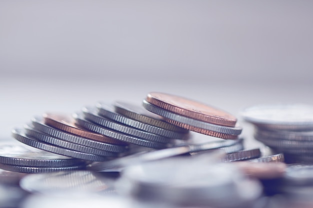 Fila de monedas en el fondo de madera para las finanzas y el concepto de ahorro, inversión, economía, enfoque suave