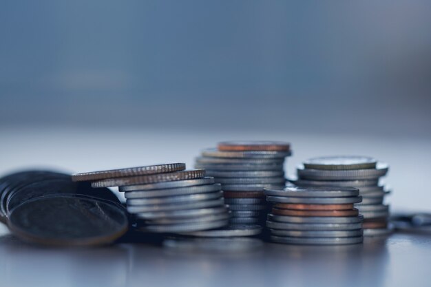 Fila de monedas en el fondo de madera para las finanzas