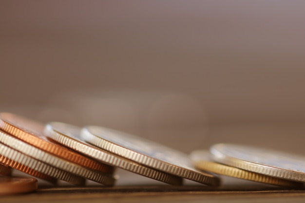 Fila de monedas en el fondo de madera para las finanzas