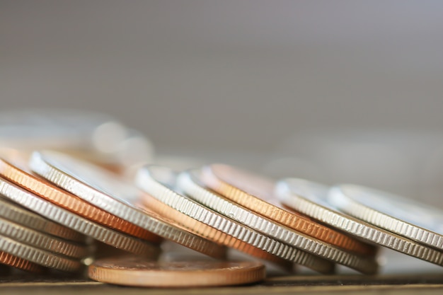 Fila de monedas en el fondo de madera para las finanzas