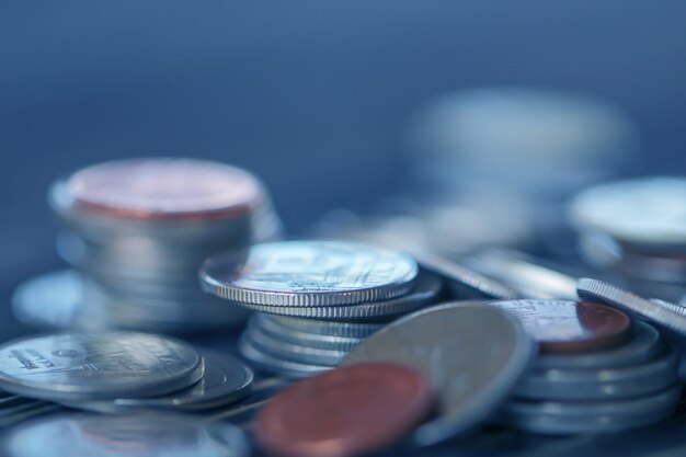 Fila de monedas sobre fondo de madera