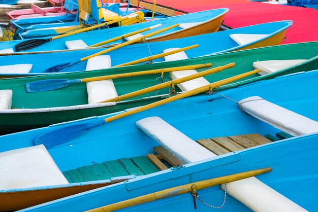 Fila de muchos barcos coloridos vacíos en el muelle