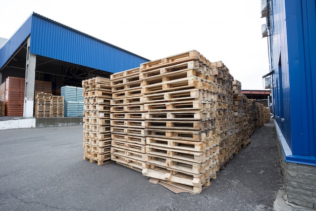 Fila de palets de madera en stock