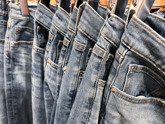 Fila de pantalones vaqueros colgados azul