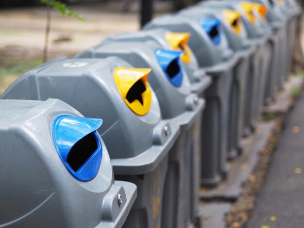 Fila de papeleras de reciclaje en el parque