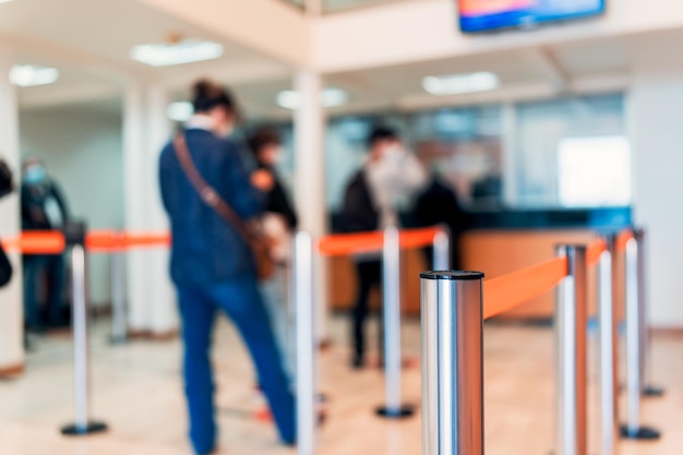 Fila de personas al fondo desenfocado del cajero del banco