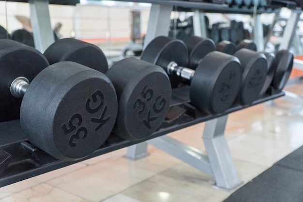 Fila de pesas en un gimnasio moderno