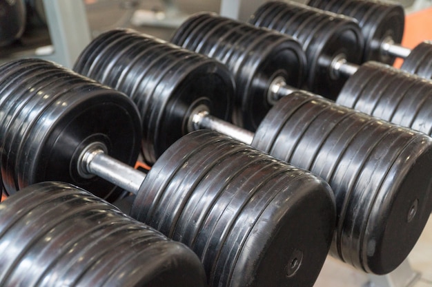 Fila de pesas en un gimnasio moderno