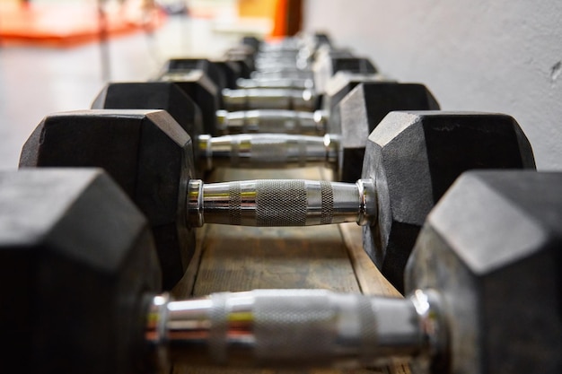 Fila de pesas en el gimnasio