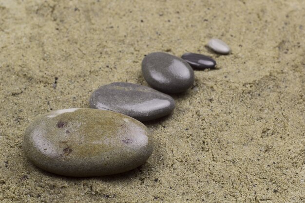 Fila de piedra sobre una arena