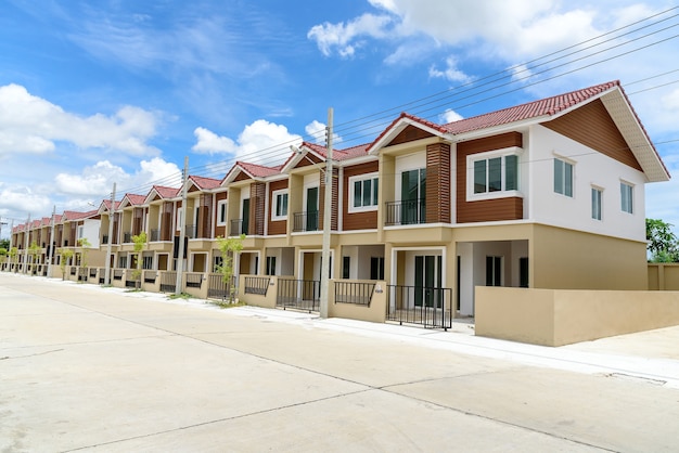 Foto fila de recién terminadas nuevas casas adosadas marrones