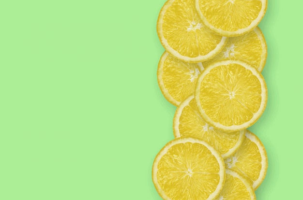 Fila de rodajas de cítricos de limón amarillo en cal brillante