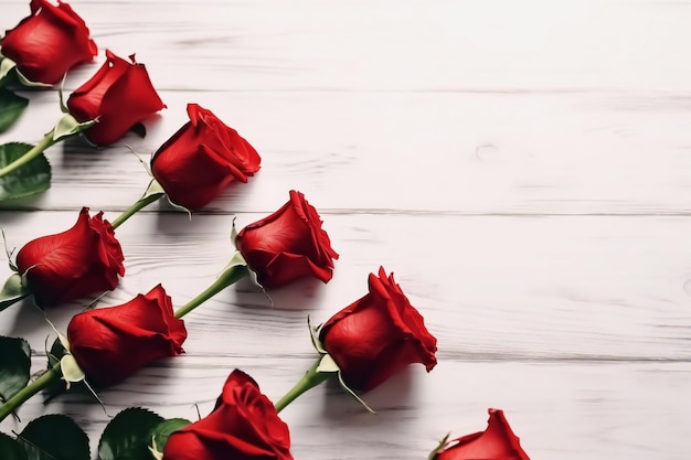 Una fila de rosas rojas sobre una mesa blanca