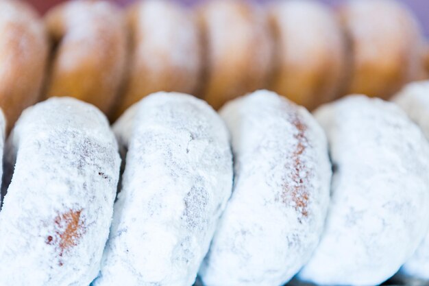 Fila de rosquillas frescas de la panadería local.