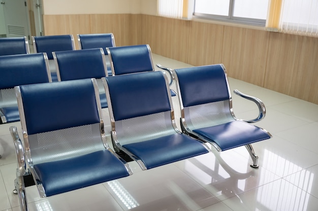 Fila de silla de banco azul de aluminio en la recepción del hospital