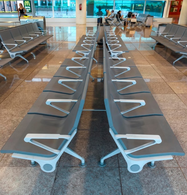 Fila de sillas en el aeropuerto de Barcelona