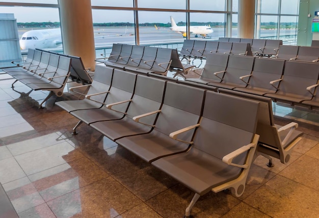 Fila de sillas en el aeropuerto de Barcelona