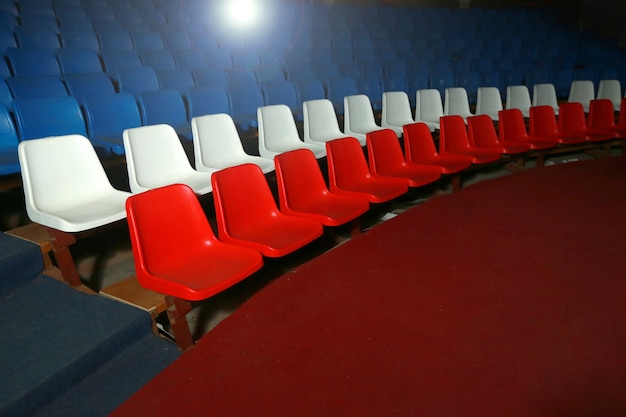 fila de sillas en la sala para espectadores