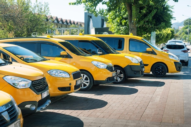 Fila de taxi amarillo en el estacionamiento