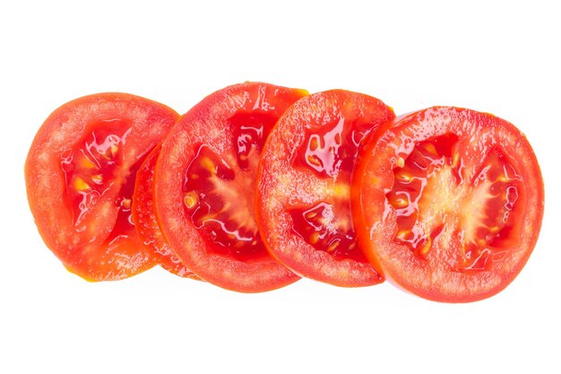 Una fila de tomates en rodajas sobre un fondo blanco.