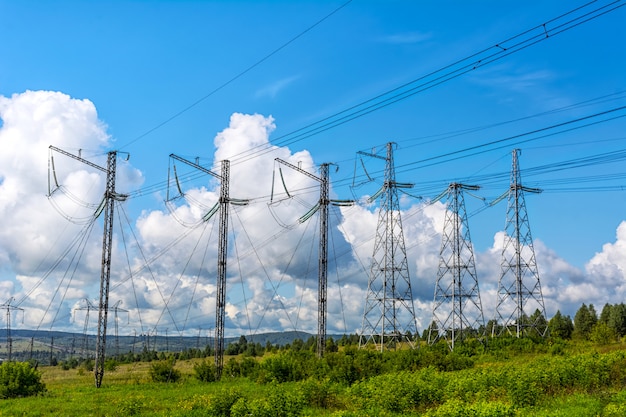 Fila de las torres de transmisión de alto voltaje