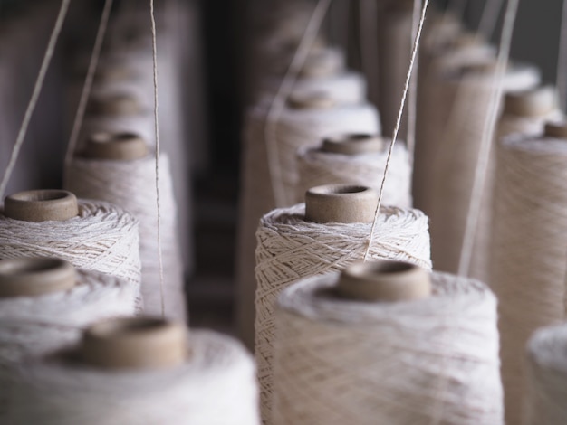 Una fila de tubos de la industria textil en fábricas.