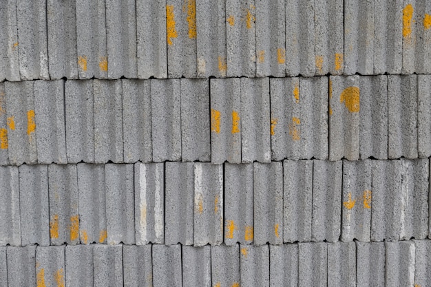 Fila del uso de ladrillos grises a la pared de buld para proteger activos