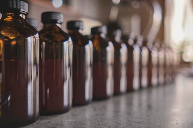 Fila de varios frascos de medicina marrón sin patrón de diseño de etiquetas copyspace Enfoque selectivo