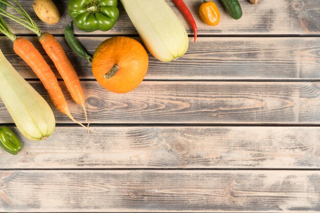 Fila de verduras frescas de granja en la vista superior de la mesa de madera Composición de alimentos de temporada Comida libre de nitrato o concepto de dieta saludable Diseño de objetos Entablado Ingredientes de cocina Lugar para texto