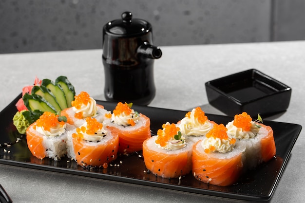 Filadélfia roll sushi com salmão, abacate, queijo creme e caviar vermelho.