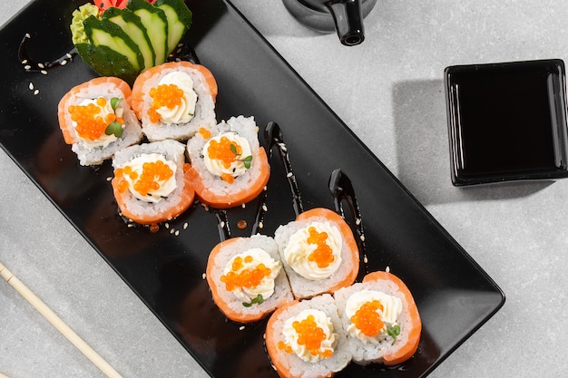 Filadélfia roll sushi com salmão, abacate, queijo creme e caviar vermelho.