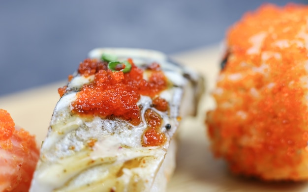 Filadélfia roll sushi com salmão camarão abacate cream cheese Menu de sushi comida japonesa