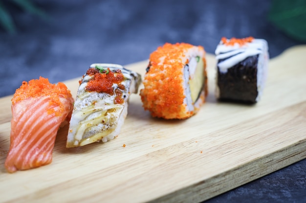 Filadélfia roll sushi com salmão camarão abacate cream cheese Menu de sushi comida japonesa