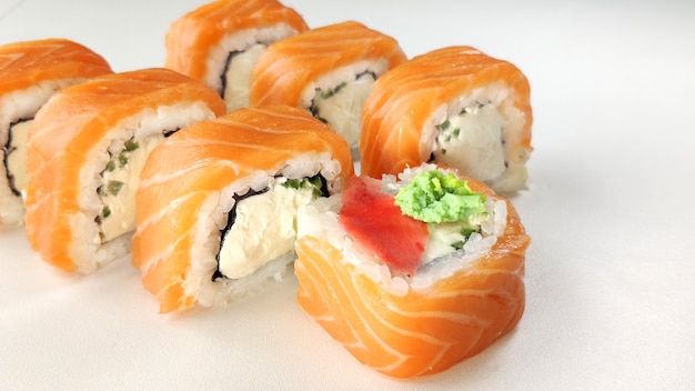 Filadélfia roll sushi com salmão. comida japonesa