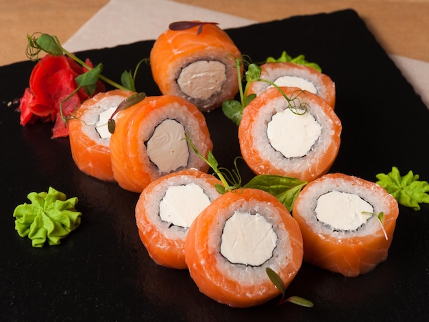 Filadélfia sushi rolls clássico com salmão e cream cheese