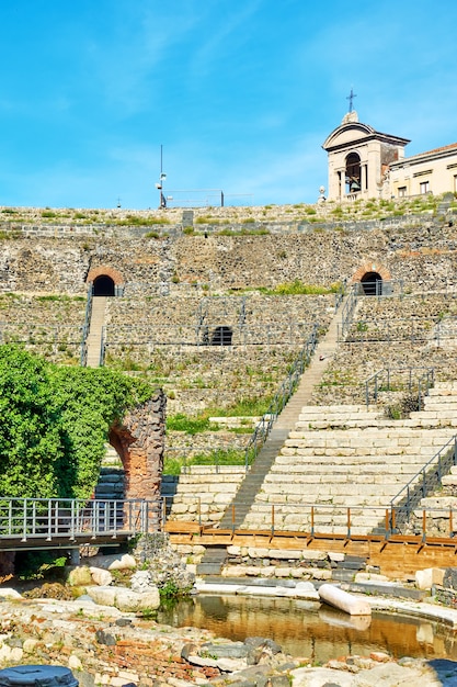 Filas del antiguo teatro romano en Catania, Italia