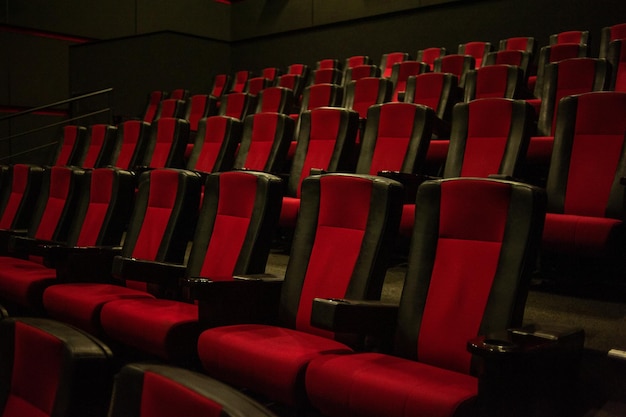 Filas de asientos de cine rojos y negros en un teatro