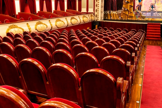 Filas de asientos en el pasillo central de un teatro